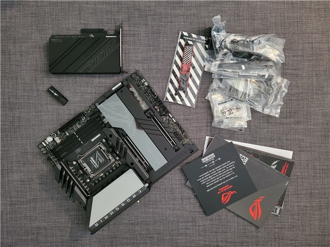 ASUS ROG Crosshair X670E Hero include numeroase accesorii