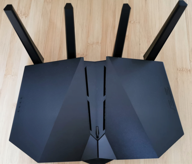 Antenele externe de pe ASUS RT-AX82U