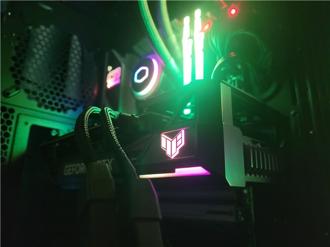 Luminile RGB de pe placa video ASUS TUF Gaming RTX 4070 Ti