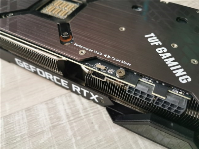 ASUS TUF Gaming GeForce RTX 3090 utilizeazÄƒ doi conectori cu 8 pini