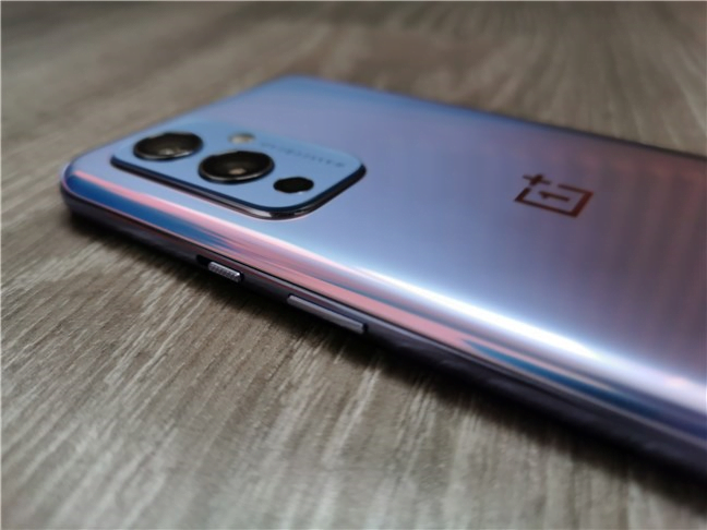 Butonul de alimentare È™i comutatorul de alerte de pe OnePlus 9