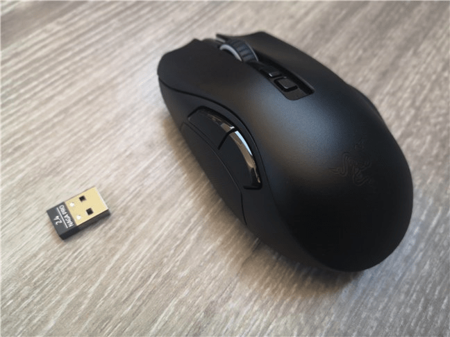 Razer Naga Pro È™i receptorul sÄƒu wireless