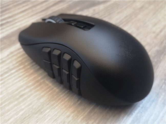 Panoul lateral cu 12 butoane de pe Razer Naga Pro