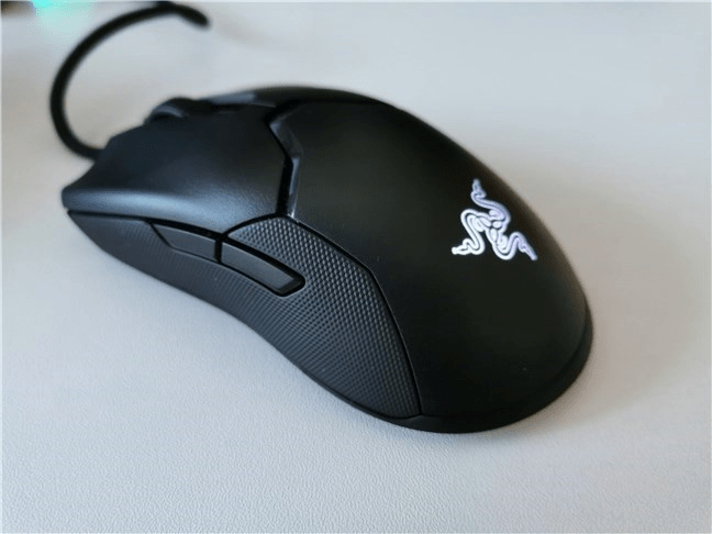 Razer Viper 8KHz are aderenÈ›Äƒ bunÄƒ Ã®n mÃ¢nÄƒ