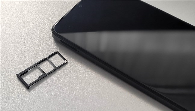 realme C51 permite utilizarea a douÄƒ cartele SIM È™i a unei cartele microSD