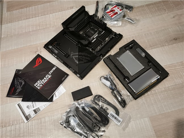 ASUS ROG Maximus Z690 Extreme: Ce gÄƒseÈ™ti Ã®n cutie