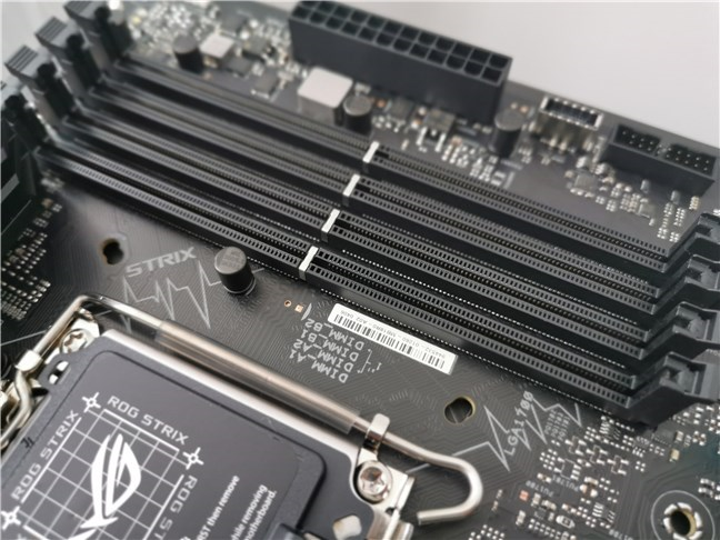 Sloturile DIMM pentru RAM DDR5