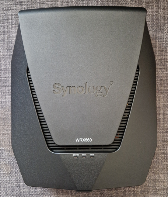 Synology WRX560 nu are antene externe